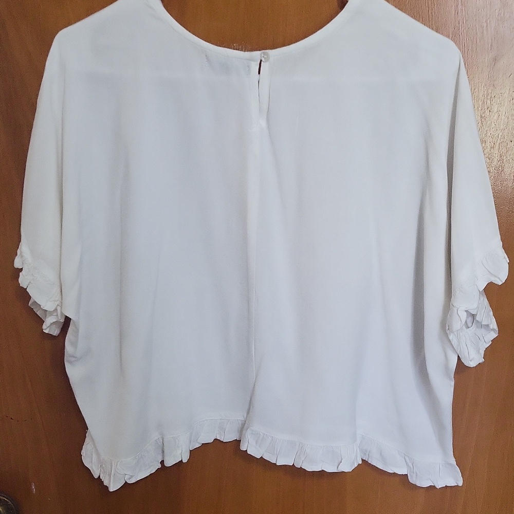 Style Envy White Short Sleeve Ruffle Hem Blouse Size Small - Picture 5 of 7